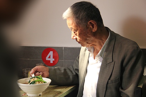 20151021重陽節(jié)送長壽面活動4.jpg