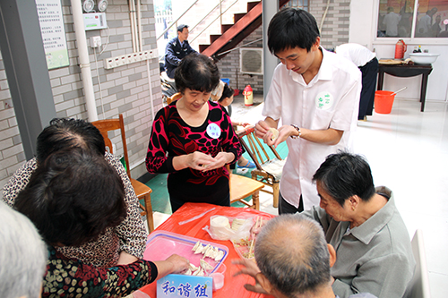 建華文創(chuàng)園黨支部團委走訪慰問七古登社區(qū)老人 (3).jpg